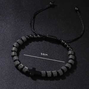 Détail d'un bracelet de perles croix noires réglable pour hommes avec mesure de 9,6 cm