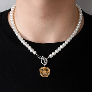 Trendige Kunstperlenkette Mit Pixel Smiley Anhänger Strass Silber Legierung OT Schnalle Halskette Damen Schmuck