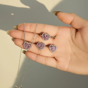 S925 Sterlingsilber Schmuckset mit rosa Herzsteinen inklusive Halskette und Ring