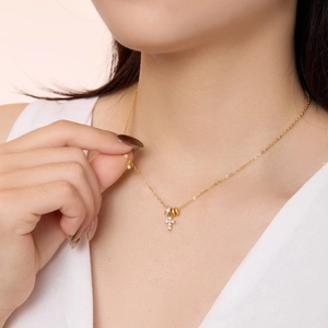 Collier en argent S925 doré avec pendentif croix en cristal et doubles anneaux pour femme