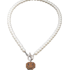 Weiße Perlenkette mit verpixelten Strass-Smiley-Anhänger und silbernem OT-Verschluss