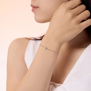 Detailed view of an S925 sterling silver chain bracelet with a bezel-set single solitaire gem