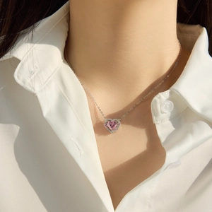 Nahaufnahme der S925 Sterlingsilber Herzkette mit einem rosa Kristall Herzanhänger