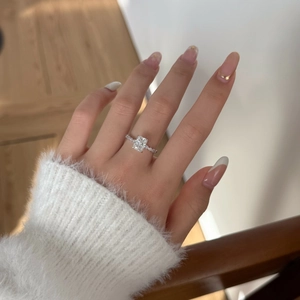 Bague élégante en argent S925 avec moissanite 2ct taille radiant et pavé serti