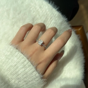 Détail macro d'une bague moissanite rectangulaire de 2 carats avec pavé de diamants