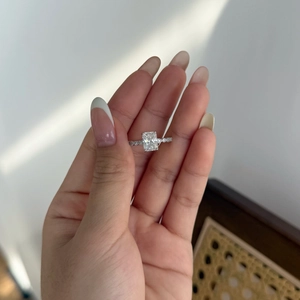 Macro d'une bague en argent 925 avec pierre 2ct taille radiant et sertissage pavé