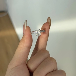 Bague en argent S925 avec moissanite taille radiant 2 carats et anneau en diamants brillants