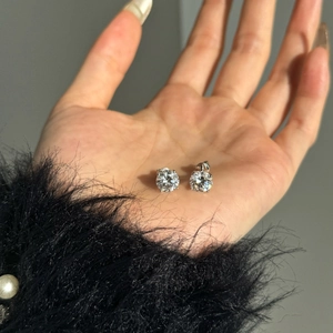 Elegant S925 sterling silver stud earrings featuring brilliant 2-carat moissanite stones