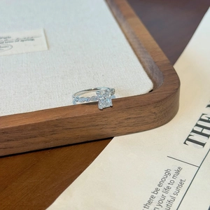 Vue macro d'une pierre moissanite rectangulaire de 2 carats sur un anneau en argent S925