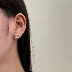 Orecchini a lobo con moissanite taglio smeraldo da 4 carati in argento S925 indossati