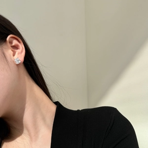Orecchini a lobo in argento S925 con moissanite taglio smeraldo indossati da modella