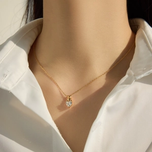 Gros plan détaillé d'un pendentif en cristal en forme de cœur sur chaîne dorée fine