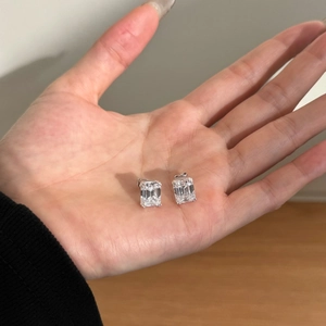 Vista ravvicinata di orecchini in argento S925 con moissanite taglio smeraldo