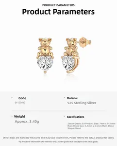 Détail de boucle d'oreille ours cœur avec zircone 5A et argent S925 plaqué or