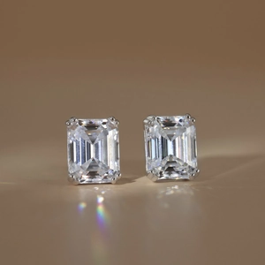 Macro di orecchini in moissanite taglio smeraldo da 4 carati con montatura classica in argento S925