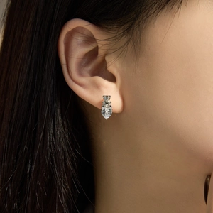 Gros plan d'une boucle d'oreille cœur en argent S925 avec cristal sur un mannequin