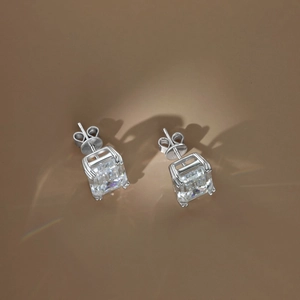 Dettaglio macro di orecchini moissanite taglio smeraldo in argento 925 con punzonatura
