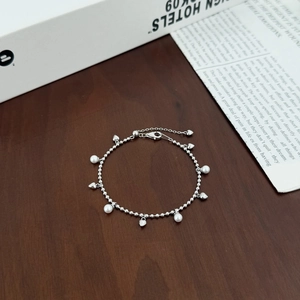 Bracelet perlé en argent S925 avec pendentif cœur et perles sur bois foncé