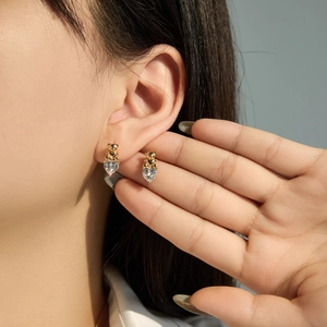 Détail des boucles d'oreilles ours en argent S925 avec cristal en cœur sur l'oreille