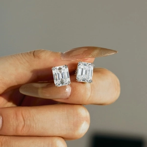 Orecchini a lobo in argento 925 con moissanite taglio smeraldo e montatura a 4 griffe