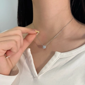 Collier avec pendentif auréole en argent S925 et moissanite 0,5 ct sur un mannequin