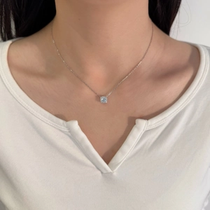 Gros plan d'un collier en argent S925 avec pendentif moissanite brillant de coupe carrée