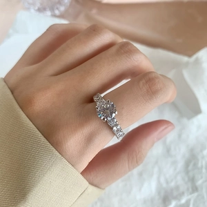 Elegant S925 sterling silver ring featuring a 2-carat round sparkling solitaire diamond