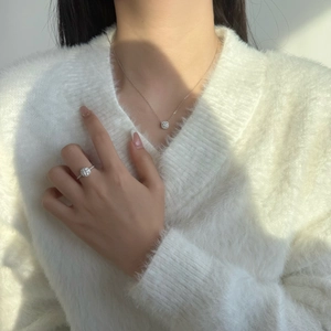 Détail du collier en argent S925 moissanite et bague halo portés par un mannequin