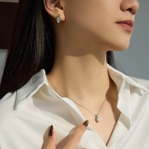 Parure élégante en argent 925 avec pierres en forme de cœur portée par mannequin
