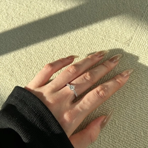 Classic S925 sterling silver ring with a 0.5 carat round diamond on a model's hand