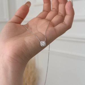 Collier en argent sterling S925 tenu à la main avec pendentif brillant en moissanite coussin