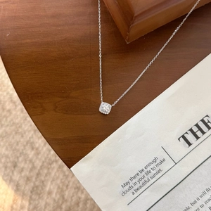 Gros plan détaillé du collier en argent sterling S925 avec pendentif carré en moissanite