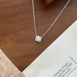 Élégant collier en argent sterling S925 avec pendentif rond en moissanite étincelante