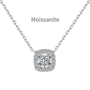 Collier avec pendentif halo en moissanite et argent 925 avec un diamant de taille brillant