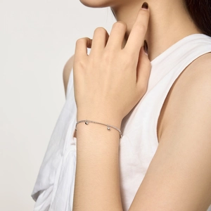Bracelet perles en argent sterling S925 minimaliste avec plusieurs breloques coeur