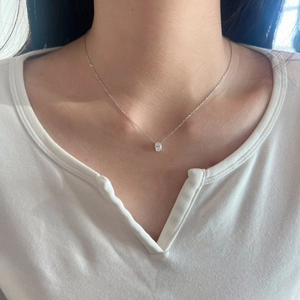 Élégant collier en argent 925 avec pendentif moissanite ovale 1ct porté par un mannequin