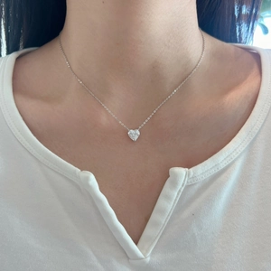 Collier cœur en argent sterling S925 avec pendentif Moissanite 2ct sur un mannequin