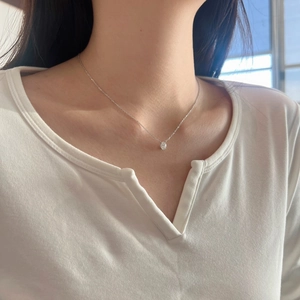 Vue détaillée d'un collier en argent S925 avec pendentif moissanite ovale de 1ct
