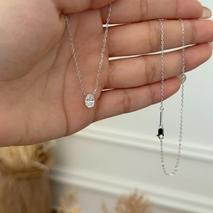 Collier en argent S925 avec pendentif en moissanite ovale de 1 carat en main