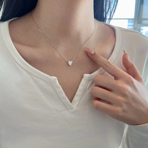 Gros plan d'un collier en argent S925 avec un pendentif en moissanite en forme de cœur