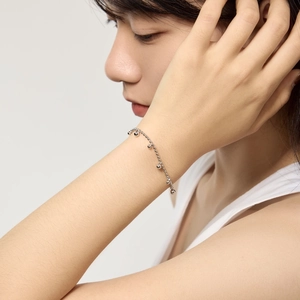 Gros plan du bracelet en argent massif S925 à double rangée de perles avec cœur au poignet