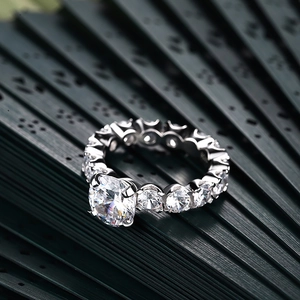 Luxurious S925 sterling silver 2-carat round brilliant cut moissanite engagement ring