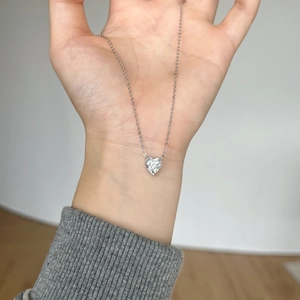 Gros plan du collier coeur en argent 925 avec un pendentif en moissanite de 2 carats