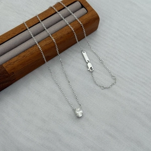 Élégant collier en argent sterling S925 avec pendentif moissanite ovale sur support à bijoux