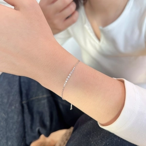 Detailed close-up of S925 sterling silver bracelet featuring a graduated row of moissanite diamonds