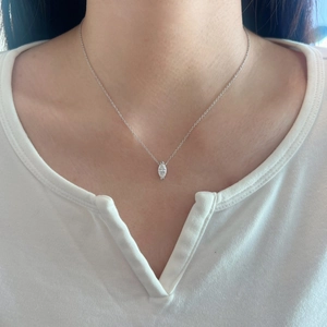 Élégant collier en argent sterling S925 avec pendentif moissanite marquise porté par femme