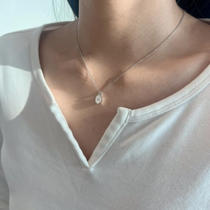 Detail of 1.5 carat oval moissanite pendant in S925 silver on woman's neckline