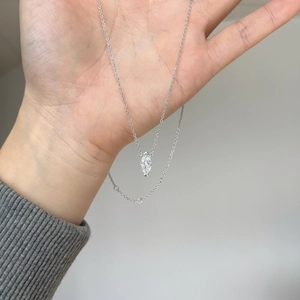 Collier en argent sterling S925 avec pendentif en moissanite taille marquise en main