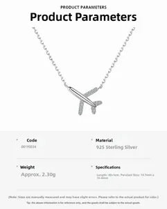 Détail macro du pendentif avion en argent S925 montrant les dimensions et matériaux
