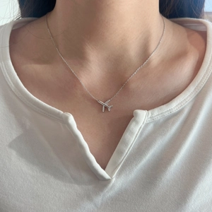 Élégant collier pendentif avion en argent sterling S925 avec pierres brillantes sur mannequin